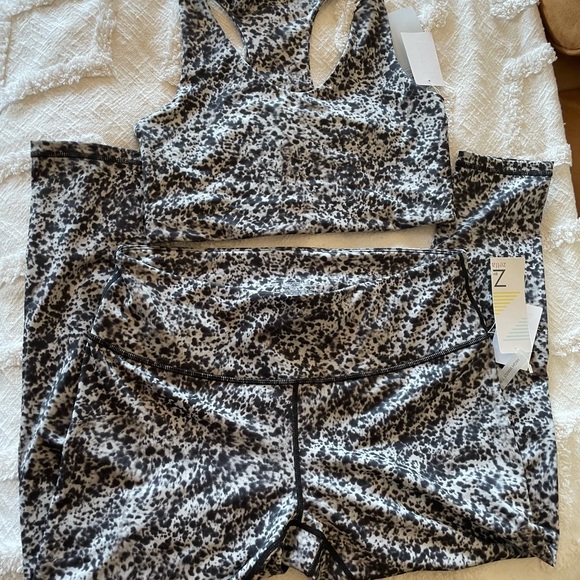 Z by Zella animal print leggings and top 2 pc set - Picture 3 of 3